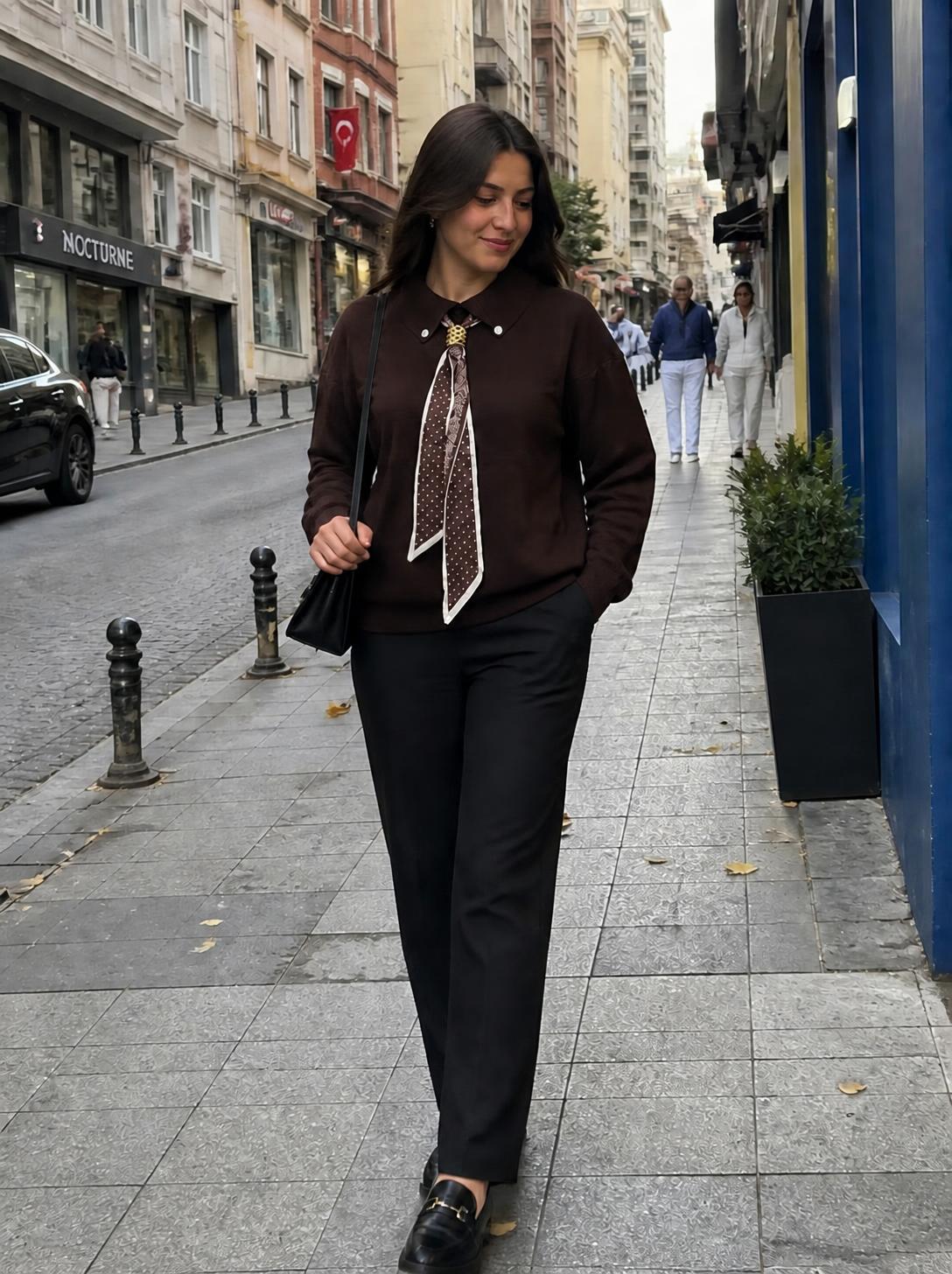 Kahverengi Gömlek Yaka Fularlı Triko Kazak