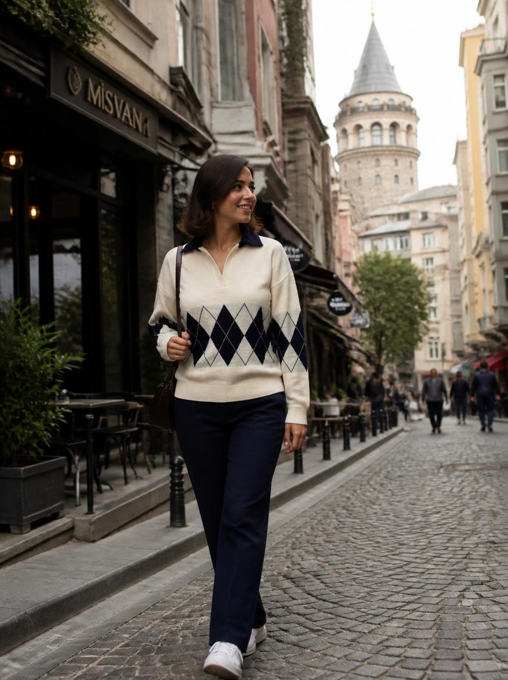 Lacivert polo yaka triko kazak Galata'da